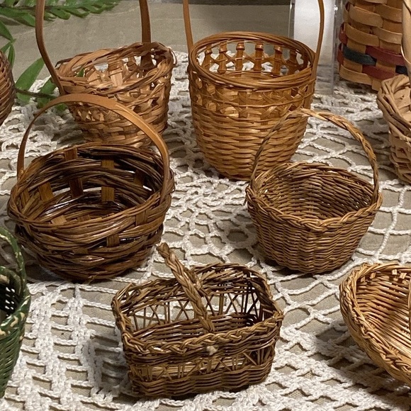 12 Miniature Small Woven Baskets - Picture 3 of 16